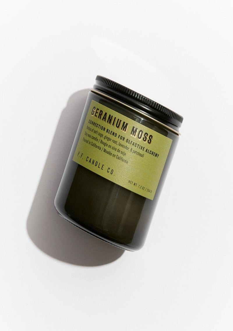 [Size: 7.2 oz Standard] PF Candle Company geranium moss candle. Your search for the perfect summer candle scent is over! A connection blend to soak up the present moment, with notes of soft sage, ginger root, lavender, and patchouli. Inspired by overgrown wildflowers rooted in fresh earth, formulated with upcycled cedarwood and sustainable patchouli.