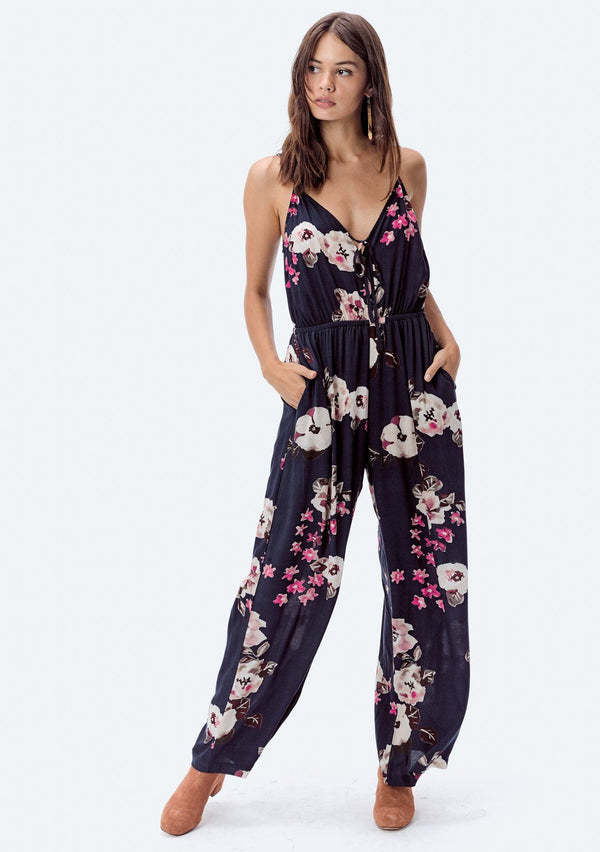 [Color: Black/Spice] Flattering wide leg jumpsuit in a beautiful watercolor floral print. Featuring a front keyhole detail, adjustable spaghetti straps, and essential side pockets.