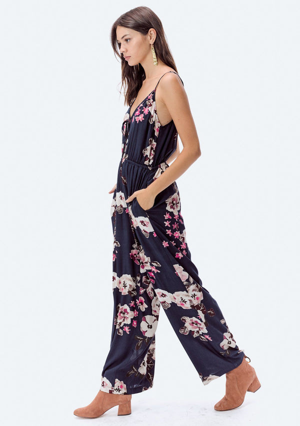 [Color: Black/Spice] Flattering wide leg jumpsuit in a beautiful watercolor floral print. Featuring a front keyhole detail, adjustable spaghetti straps, and essential side pockets. 